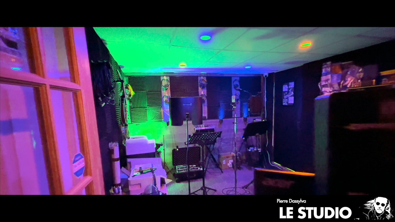 Le bar du studio, éclairé aux néons