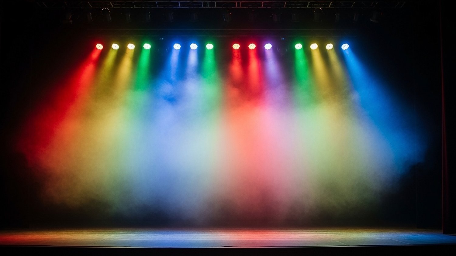 Éclairage de scène programmé en DMX, faisceaux de lumière colorés dans la fumée