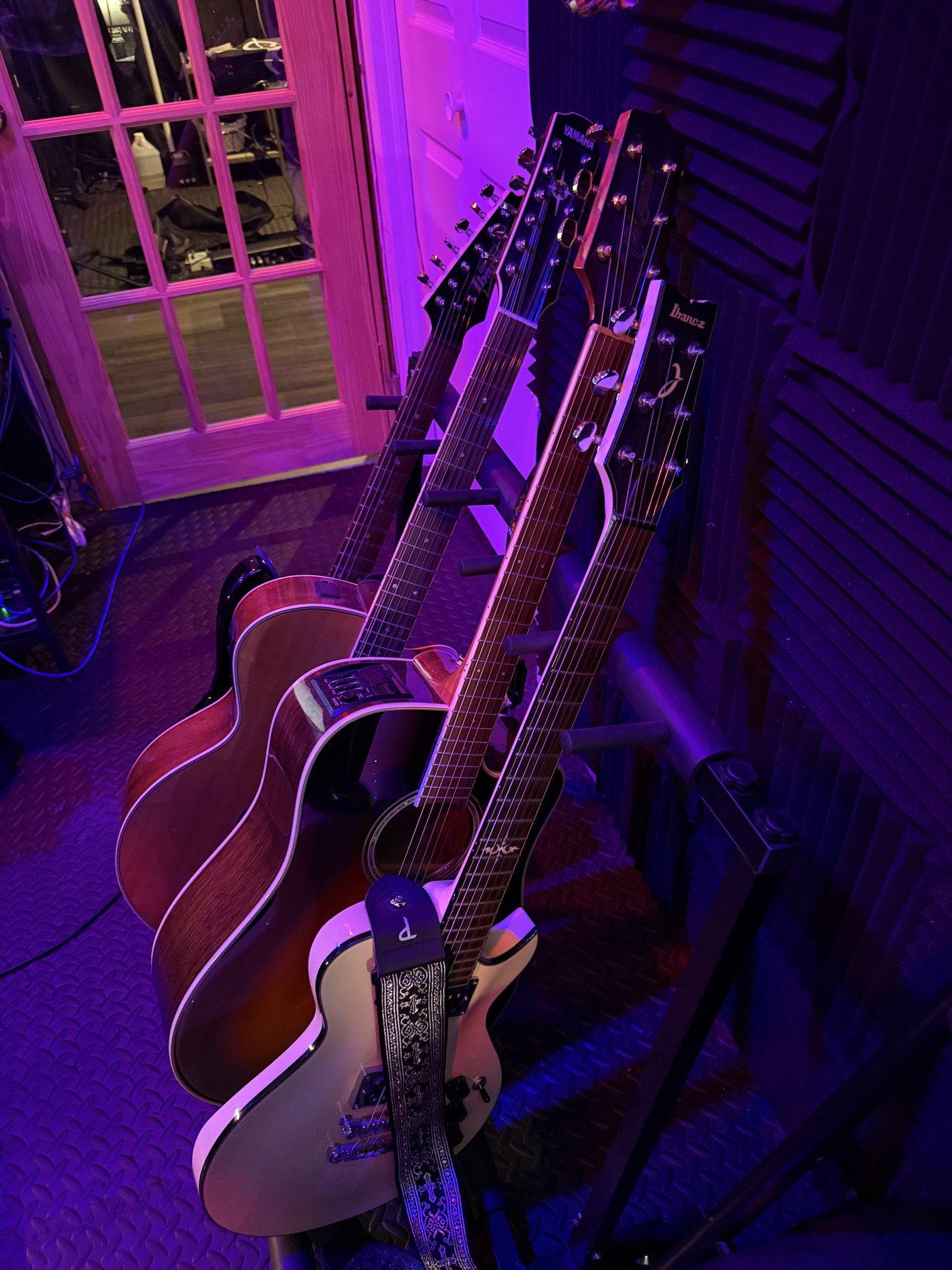 Guitares acoustiques du studio de Pierre Dassylva