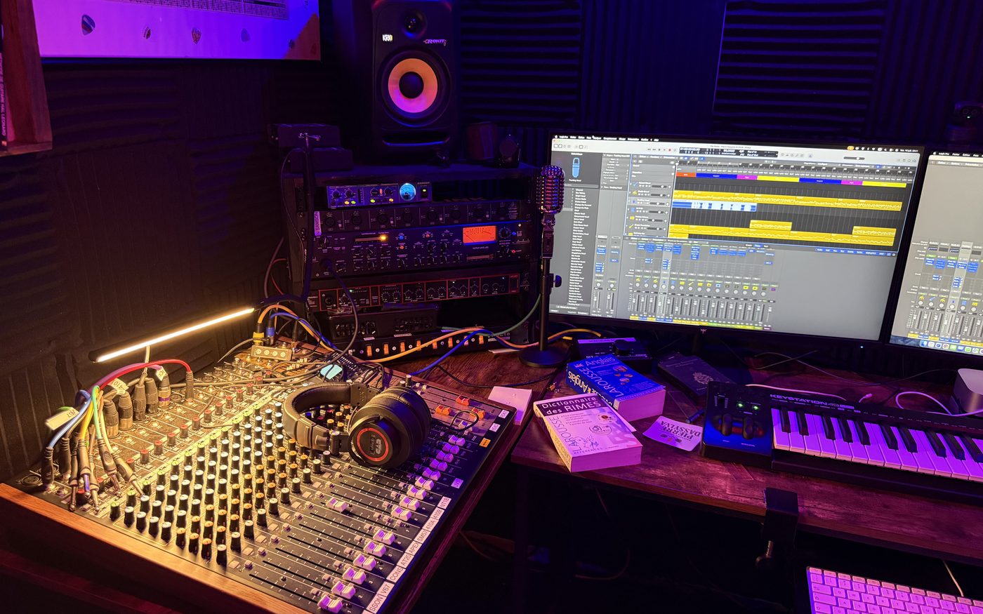 Console de mixage et écrans de la station de travail audio